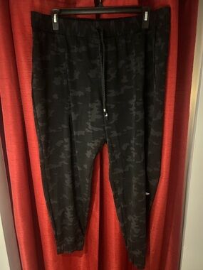 Fabletics Women’s Black Camo Joggers